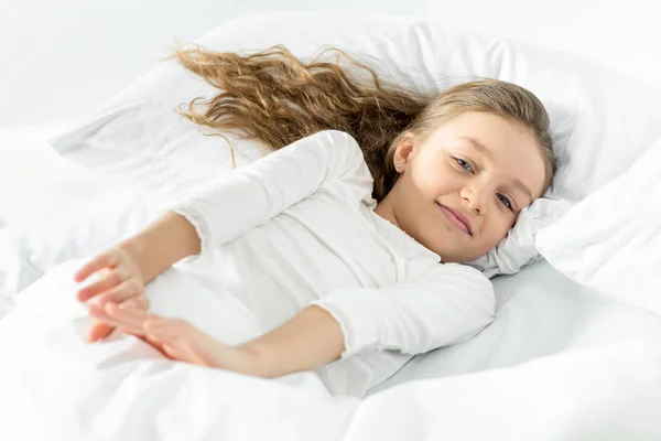 Entzückendes Mädchen im Bett — Stockfoto