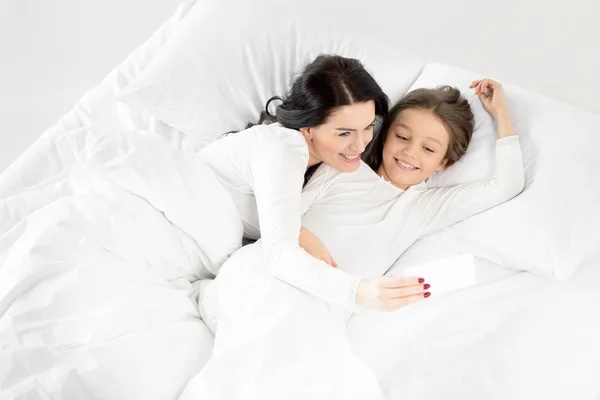 Hija y madre tomando selfie — Foto de Stock