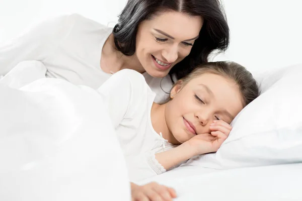 Datter og mor afslappende - Stock-foto