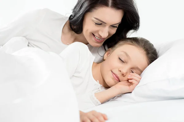 Hija y madre relajándose — Foto de Stock