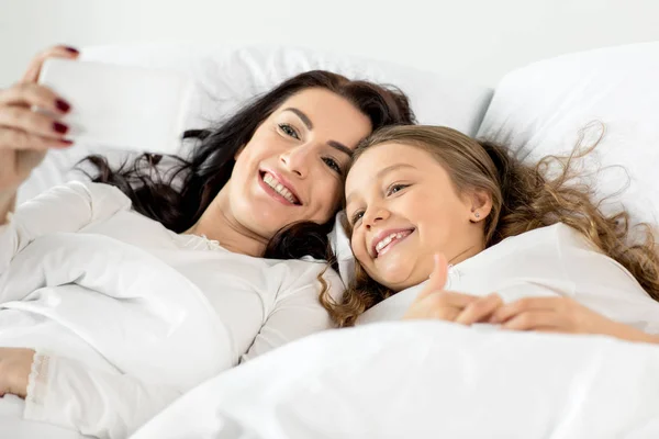 Hija y madre tomando selfie — Foto de Stock