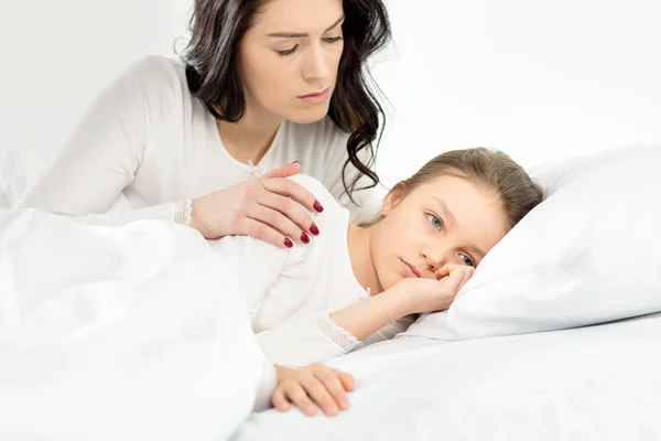 üzgün kızı ve anne 