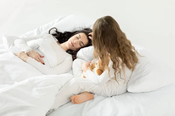 Hija y madre relajándose — Foto de Stock