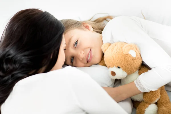 Tochter und Mutter entspannen sich — Stockfoto