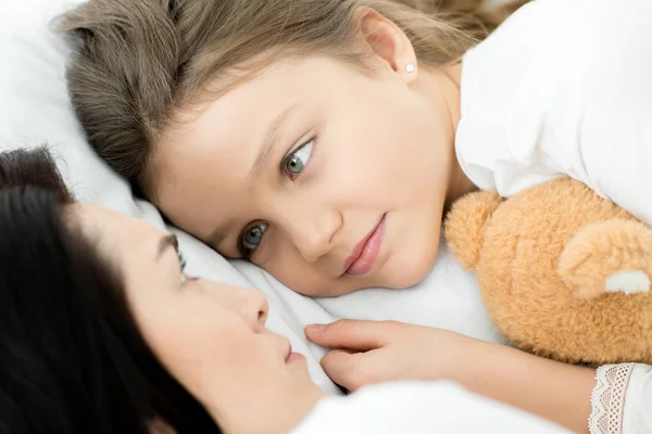 Daughter and mother relaxing — Stock Photo, Image