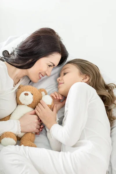 Daughter and mother relaxing — Stock Photo, Image