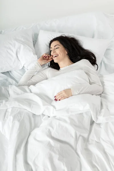 Vrouw in nachtkleding ontwaken — Stockfoto