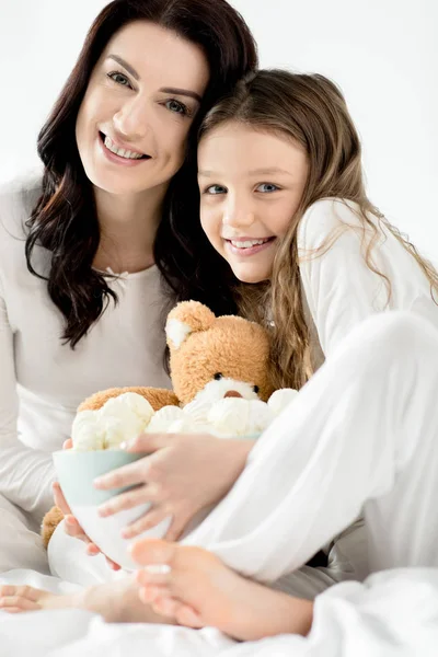 Daughter and mother with marshmallow — Stock Photo, Image