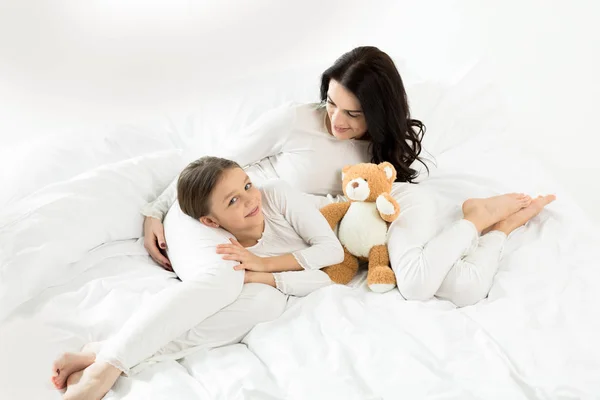 Hija y madre relajándose —  Fotos de Stock