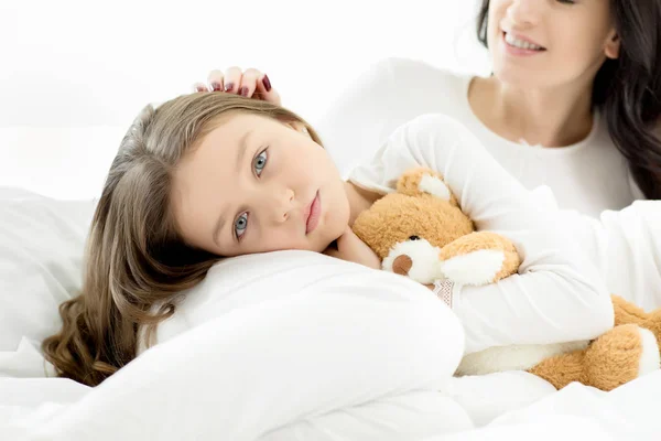 Daughter and mother relaxing — Stock Photo, Image