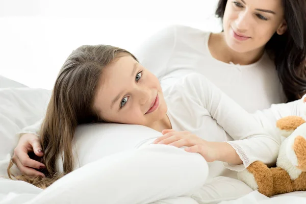 Daughter and mother relaxing — Stock Photo, Image