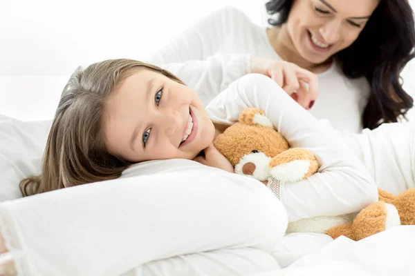 Filha e mãe relaxante — Fotografia de Stock