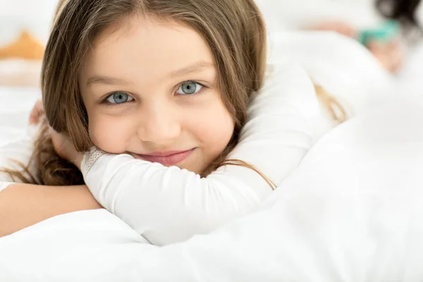 Pequena menina adorável — Fotografia de Stock