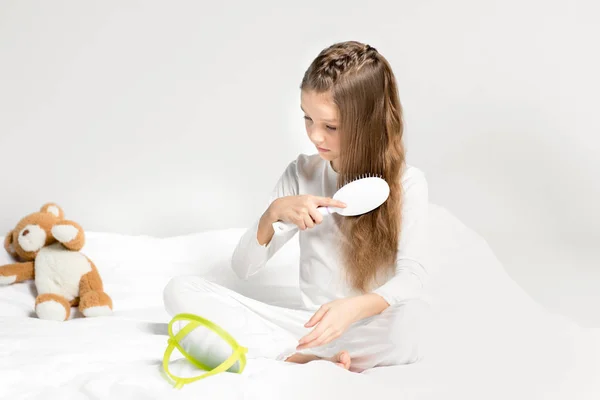 Niña peinando pelo — Foto de Stock