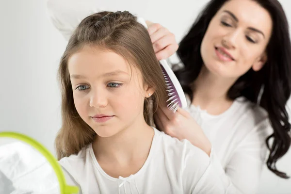 Madre peinando el cabello de la hija —  Fotos de Stock