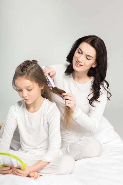 Madre peinando el cabello de la hija — Foto de Stock