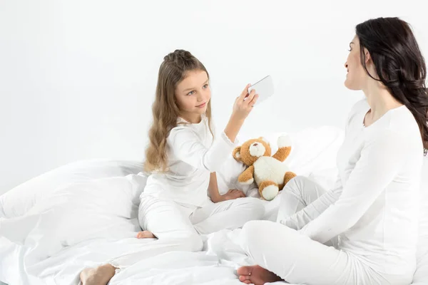 Daughter photographing mother — Free Stock Photo