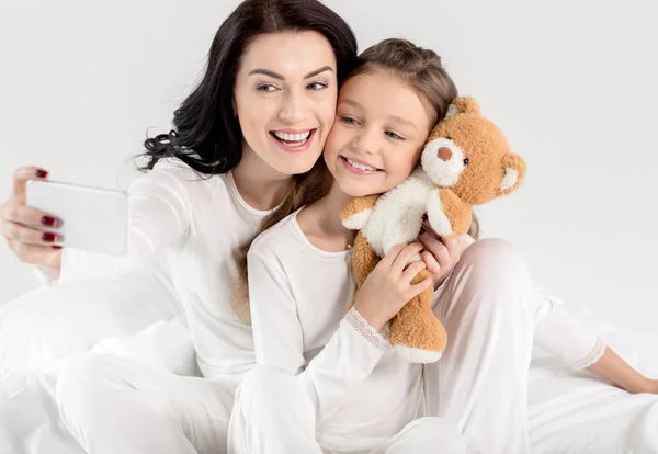 Mãe e filha tomando Selfie — Fotografia de Stock