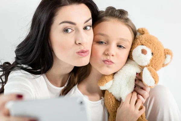 Mãe e filha tomando Selfie — Fotografia de Stock