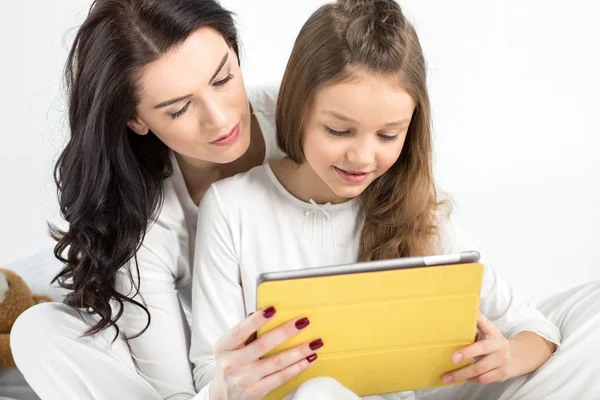 Anne ve kızı ile dijital tablet 