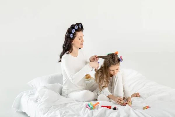 Mãe e filha em rolos — Fotografia de Stock