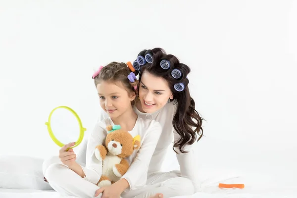 Anne ve kızı curlers içinde 