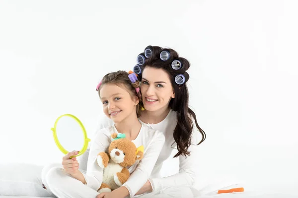 Anne ve kızı curlers içinde 