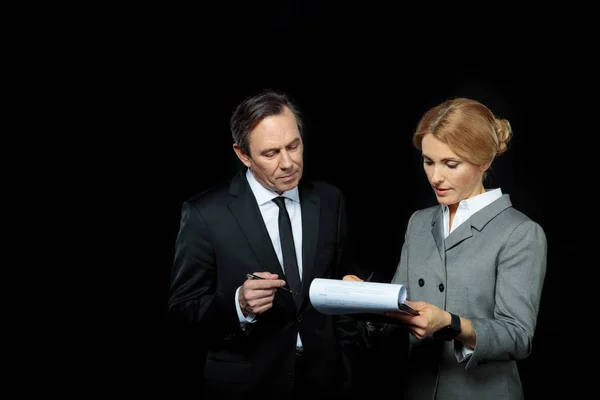 Businesspeople signing papers — Stock Photo, Image