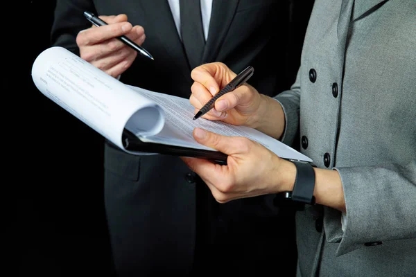 Empresarios firmando papeles —  Fotos de Stock