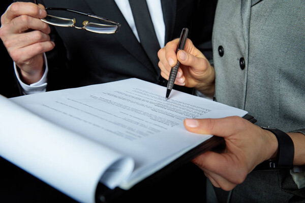 Empresarios firmando papeles — Foto de Stock