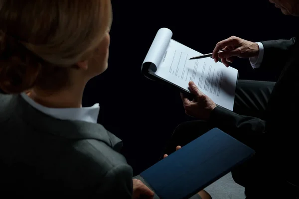 Empresarios firmando papeles — Foto de Stock