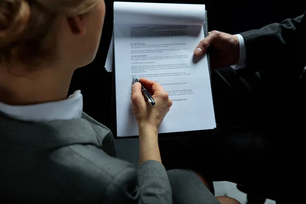 Empresarios firmando papeles —  Fotos de Stock