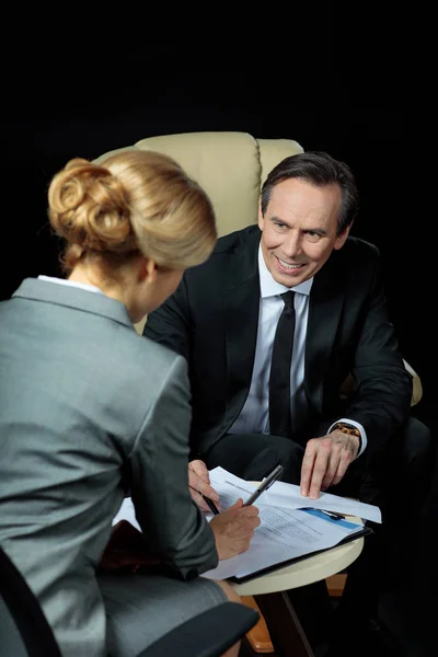 Businesspeople signing papers — Stock Photo, Image