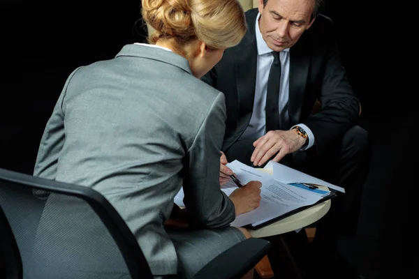 Businesspeople signing papers — Stock Photo, Image