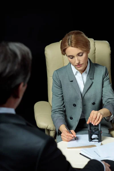 Businesspeople signing papers — Stock Photo, Image