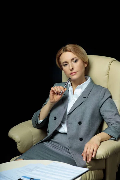 Blonde businesswoman in suit — Free Stock Photo