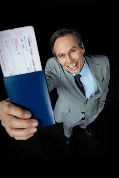 Geschäftsmann mit Pass und Flugticket Stockfoto