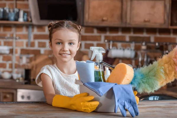 Ragazza con prodotti per la pulizia — Foto stock