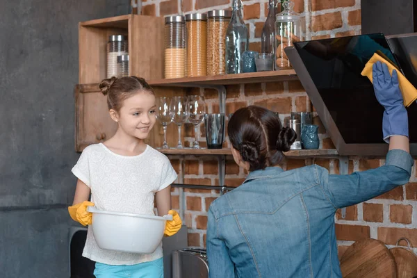 Filha ajudando mãe com tarefas domésticas — Fotografia de Stock