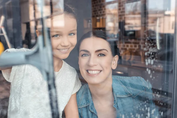 Mère et fille nettoyage fenêtre — Photo de stock