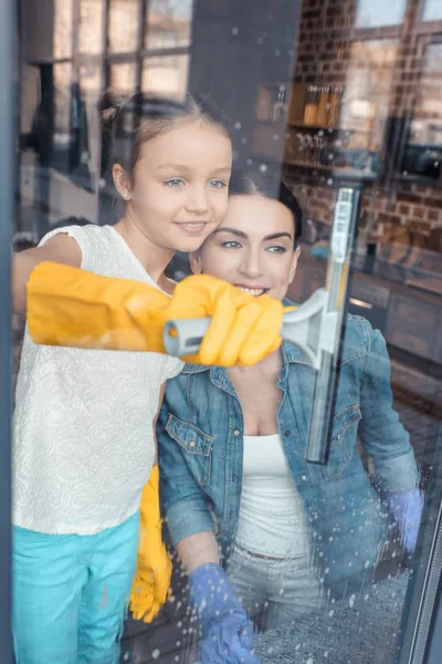 Mère et fille nettoyage fenêtre — Photo de stock