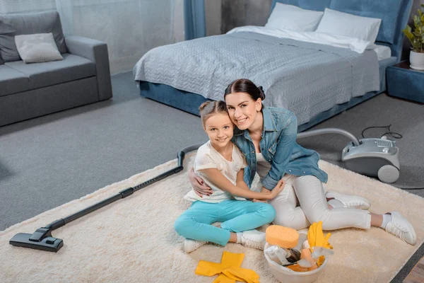 Madre e hija limpiando casa - foto de stock