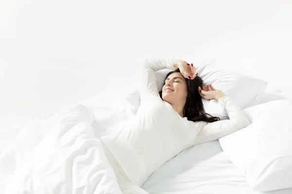 Mujer en ropa de dormir despertar - foto de stock