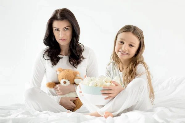 Filha e mãe com marshmallow — Fotografia de Stock