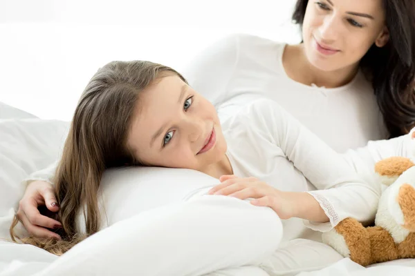 Daughter and mother relaxing — Stock Photo