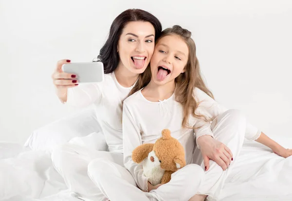 Madre e hija tomando selfie - foto de stock