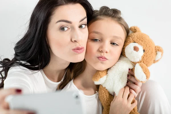 Mutter und Tochter machen Selfie — Stockfoto