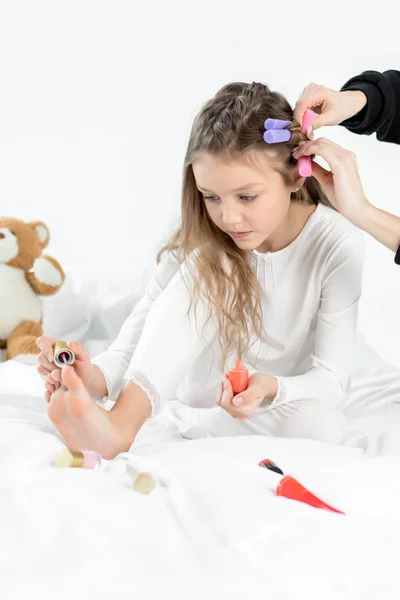 Chica aplicando esmalte de uñas - foto de stock