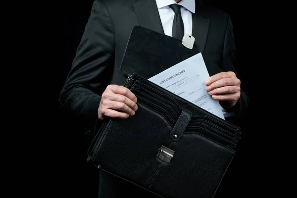 Businessman holding briefcase — Stock Photo