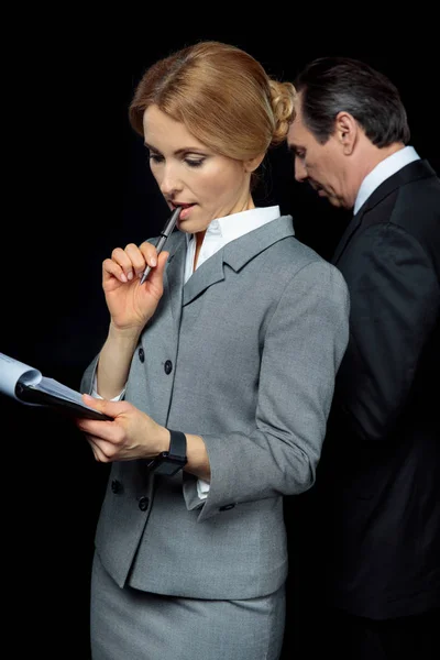 Empresarios firmando papeles - foto de stock